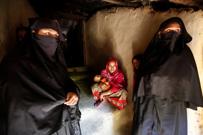 Hundreds more Myanmar Rohingya flee to Bangladesh: aid workers